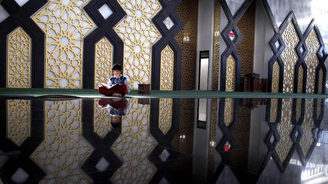 Para ulama menganjurkan memperbanyak dzikir secara umum sebagai bentuk mengingat Allah Swt saat gerhana bulan. Ini bacaan dzikirnya.