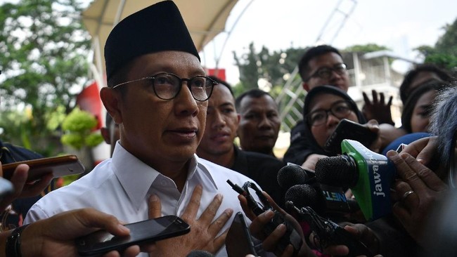 Menag Lukman Hakim mengaku uang US$30 ribu dan Rp180 juta yang disita KPK akumulasi dari berbagai sumber, dari honorarium hingga sisa dana operasional menteri.