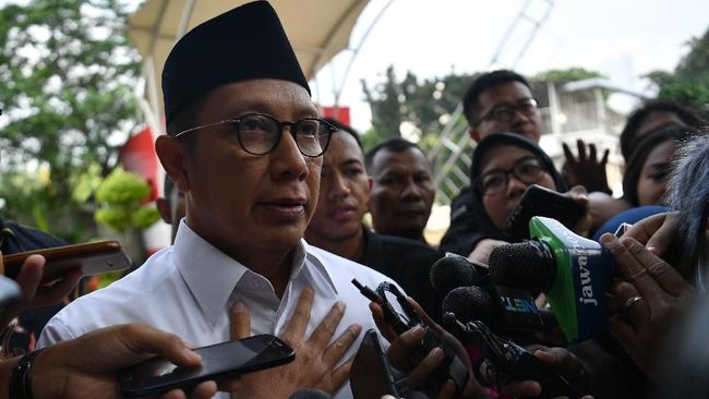 Diperiksa KPK, Menag Jelaskan Asal Usul Duit yang Disita Menag Lukman Hakim mengaku uang US$30 ribu dan Rp180 juta yang disita KPK akumulasi dari berbagai sumber, dari honorarium hingga sisa dana operasional menteri.