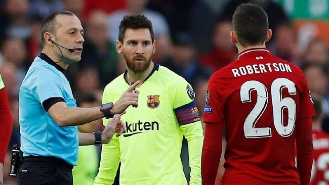 Bintang Barcelona Lionel Messi tampak marah lantaran diperlakukan tidak sopan oleh bek Liverpool Andrew Robertson di leg kedua semifinal Liga Champions.