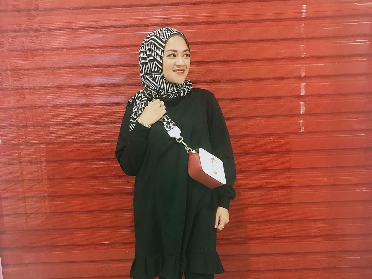 Yunita Lestari kembali menjadi sorotan publik karena berseteru dengan istri baru Daus Mini&period; Berikut potret cantik wanita yang kini berhijab itu&period;