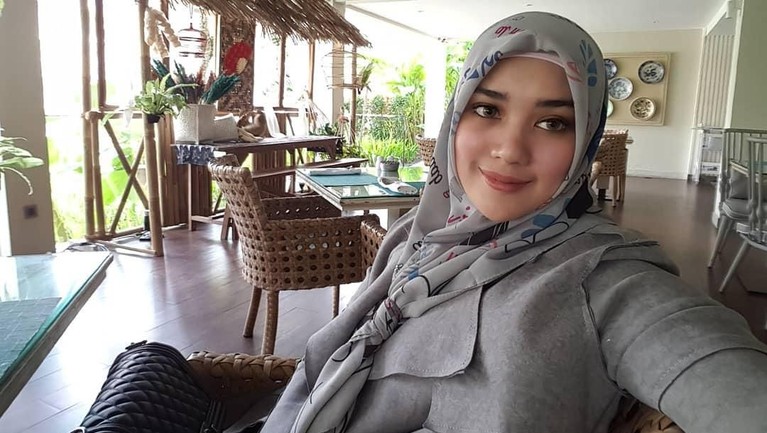 Berikut ini deretan potret cantik dari istri baru Opick, Bebi Silvana yang dikabarkan sedang hamil muda.