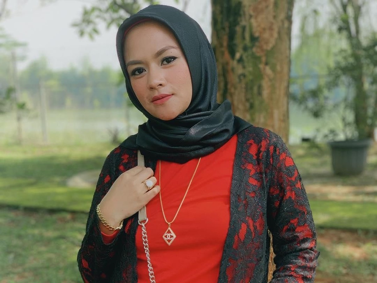 Yunita Lestari kembali menjadi sorotan publik karena berseteru dengan istri baru Daus Mini&period; Berikut potret cantik wanita yang kini berhijab itu&period;