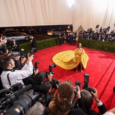 Kenang Gaun Ikonik di Met Gala 2015, Rihanna Merasa Seperti Badut