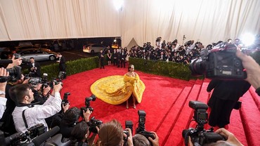 img-title Kenang Gaun Ikonik di Met Gala 2015, Rihanna Merasa Seperti Badut