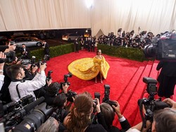 Kenang Gaun Ikonik di Met Gala 2015, Rihanna Merasa Seperti Badut