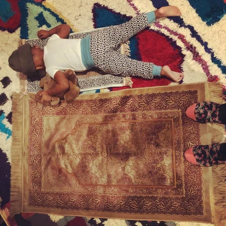 <p>Ada-ada saja ya tingkah laku anak saat diajak salat. Seperti anak aktor Hollywood, Mahershala Ali, Bari Najma Ali. Meski sudah dibentangkan sajadah, Bari malah tengkurap bersama bonekanya. <em>He-he-he</em>. (Foto: Instagram @mahershalaali)</p>