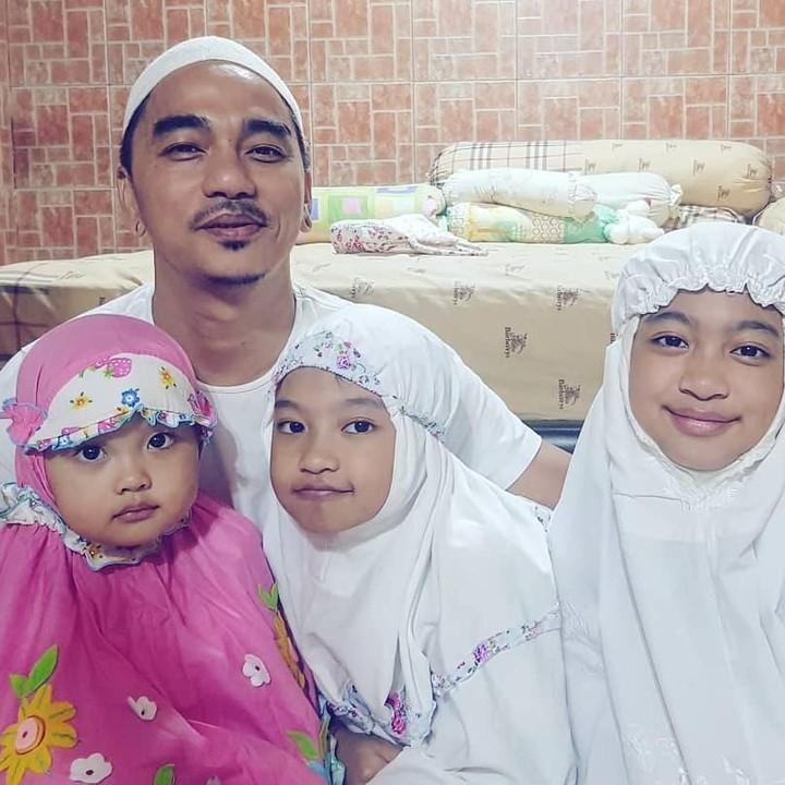 <p>Nah, kalau ini momen Enda 'Ungu' mengajak salat bersama tiga putrinya yang cantik-cantik, Azahra Leola Wicuda, Azahbel Lyrna Winola, dan Azahlya Latifa Wianda (Foto: Instagram @mr_enda_ungu)</p>