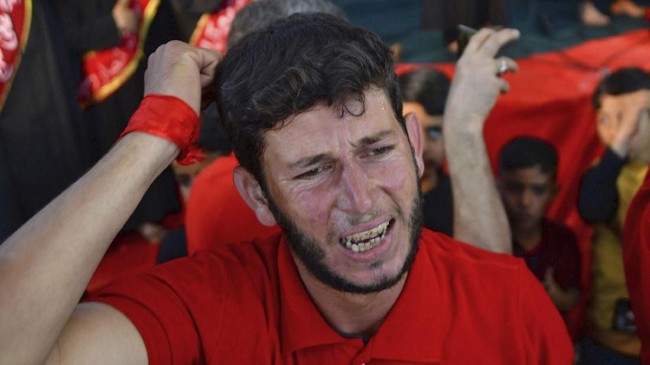 FOTO : Lantunan Musik Rap dan Ibadah Kaum Syiah Irak