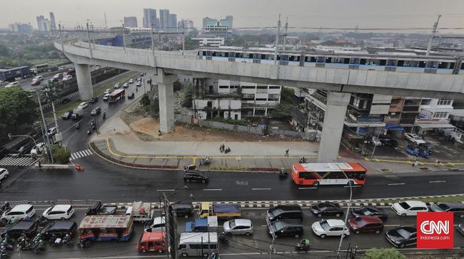 MRT yang kini beroperasi memiliki rute Lebak Bulus-Bundaran Hotel Indonesia dengan 13 stasiun pemberhentian.