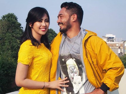 7 Momen Bahagia Yama Carlos dan Istri