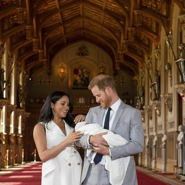 Meghan Markle & Pangeran Harry Pamerkan Foto Anak Pertama