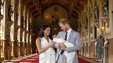 img-title Meghan Markle & Pangeran Harry Pamerkan Foto Anak Pertama