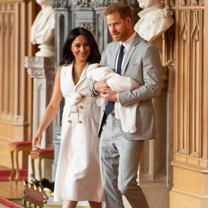 <p>Sementara itu ibu baru, Meghan Markle mengenakan gaun <em>sleeveless white trench</em> rancangan Grace Wales Bonner usai melahirkan putranya yang diberi nama Archie. (Foto: Getty Images)</p>