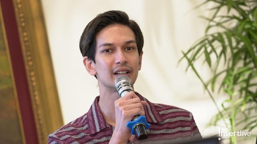 Ulang Tahun, Dimas Beck Dapat Bunga Spesial dari Ririn Ekawati Di hari ulang tahunnya, Dimas mendapat kiriman bunga dari Ririn Ekawati.