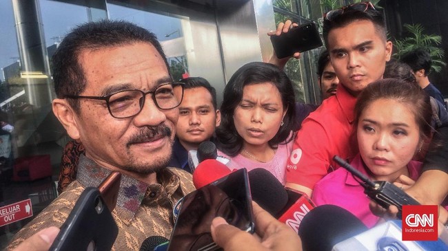 KPK kembali memanggil eks Menteri Dalam Negeri (Mendagri) Gamawan Fauzi untuk diperiksa sebagai saksi dalam kasus dugaan korupsi pengadaan e-KTP.