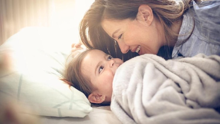 Membangunkan anak-anak untuk sahur jadi salah satu tantangan berat para bunda.
