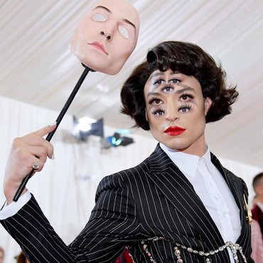 Riasan 7 Mata Ezra Miller yang Bikin Takjub