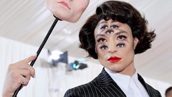 Riasan 7 Mata Ezra Miller yang Bikin Takjub