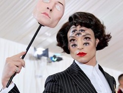 Riasan 7 Mata Ezra Miller yang Bikin Takjub