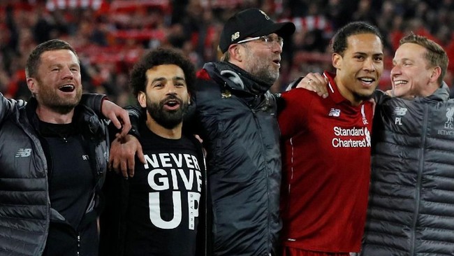 Mohamed Salah mengenakan kaus bertulis 'Pantang Menyerah' pada leg kedua semifinal Liga Champions Liverpool vs Barcelona di Anfield.