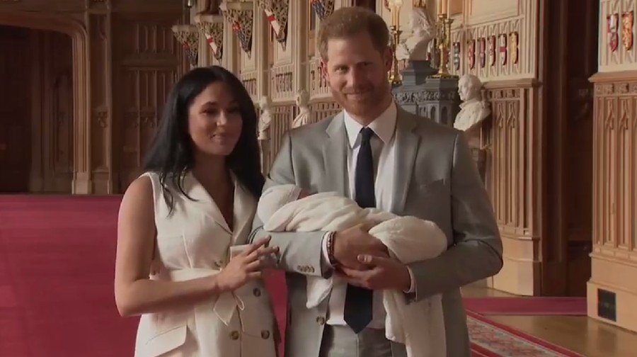 Mantan juru bicara pers Ratu Elizabeth memberikan pandangan mengenai Pangeran Harry dan Meghan Markle tidak membawa Archie ke Inggris.
