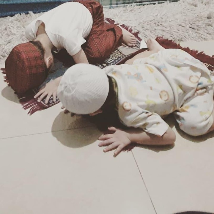 <p>Wah, meski masih kecil, anak sulung Dude Harlino, Muhammad Dirgantara Ariendra Harlino, sudah belajar menjadi imam bagi adiknya, Mahendra Malik Harlino. (Foto: Instagram @dude2harlino)</p>