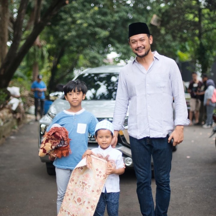<p>Memanfaatkan momen si kakak Dru Prawiro Sasono yang libur sekolah, Bapak Dwi Sasono mengajaknya dan juga si bungsu Den Bagus Satrio Sasono salat Jumat bersama. (Foto: Instagram @thesasonosfam)</p>