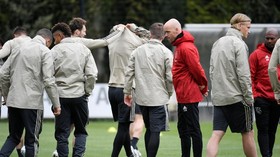 Pelatih Ajax Tolak Latih Barcelona