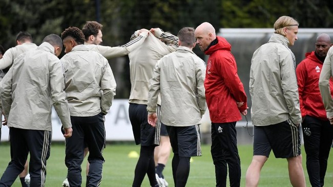 Pelatih Ajax Amsterdam, Erik ten Hag, menepis kemungkinan untuk melatih Barcelona dan Chelsea karena ia mengaku bahagia di timnya saat ini.