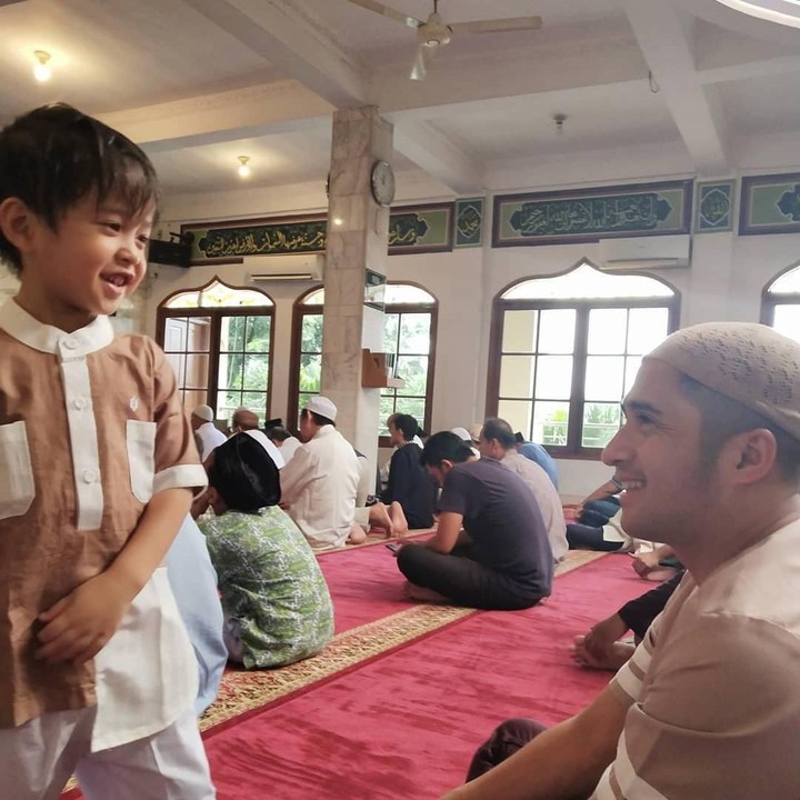 <p>Si bungsu Chafidz Djalu Hakim, terlihat bersemangat saat diajak salat Jumat bersama Ayah Irfan Hakim. (Foto: Instagram @irfanhakim75)</p>