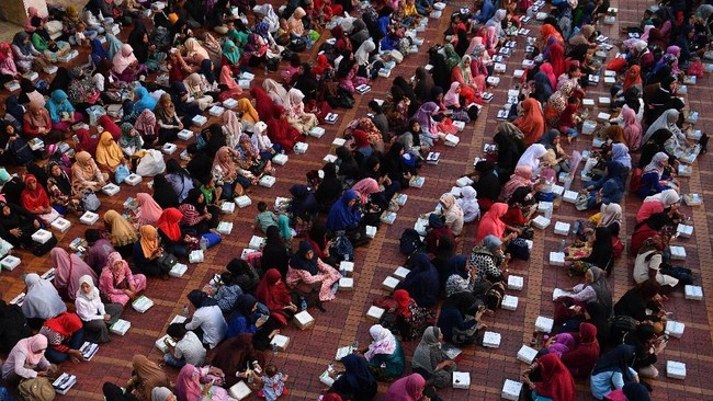 Menag Fachrul Razi menyebut buka puasa bersama dan salat tarawih di Masjid Istiqlal pada bulan Ramadan tetap digelar meski Virus Corona mengancam.