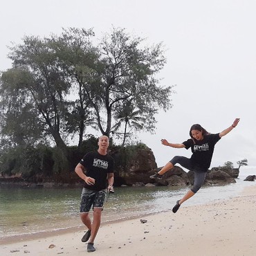 Bima Aryo & Inka Fitria Telusuri Alam Maluku Hingga Cicipi Kuliner Unik