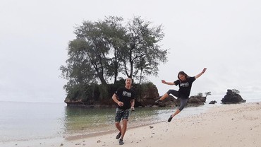 Bima Aryo & Inka Fitria Telusuri Alam Maluku Hingga Cicipi Kuliner Unik