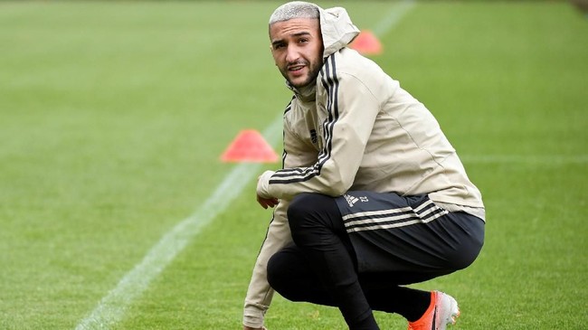 Fisioterapis Ajax Amsterdam, Raymond Verheijen, mengatakan para pemain tak bertanggung jawab jika tetap berpuasa saat bertanding lawan Tottenham Hotspur.