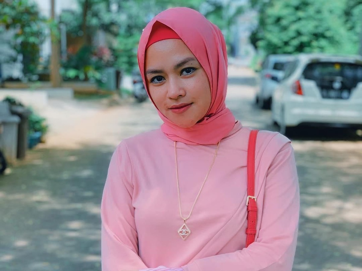 Yunita Lestari kembali menjadi sorotan publik karena berseteru dengan istri baru Daus Mini&period; Berikut potret cantik wanita yang kini berhijab itu&period;