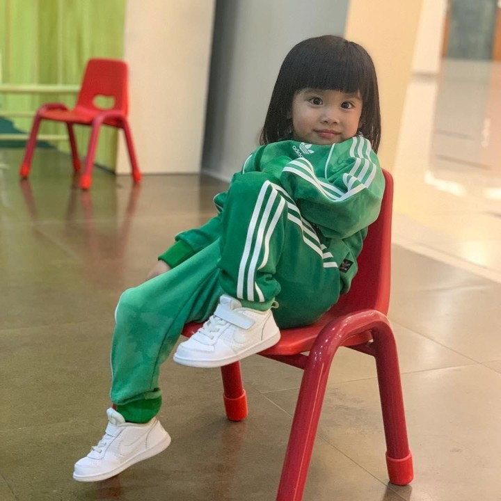 Duh imutnya! Gayanya Yaya sudah seperti penyanyi hip-hop belum Bunda? (Foto: Instagram @abigailcattleya)