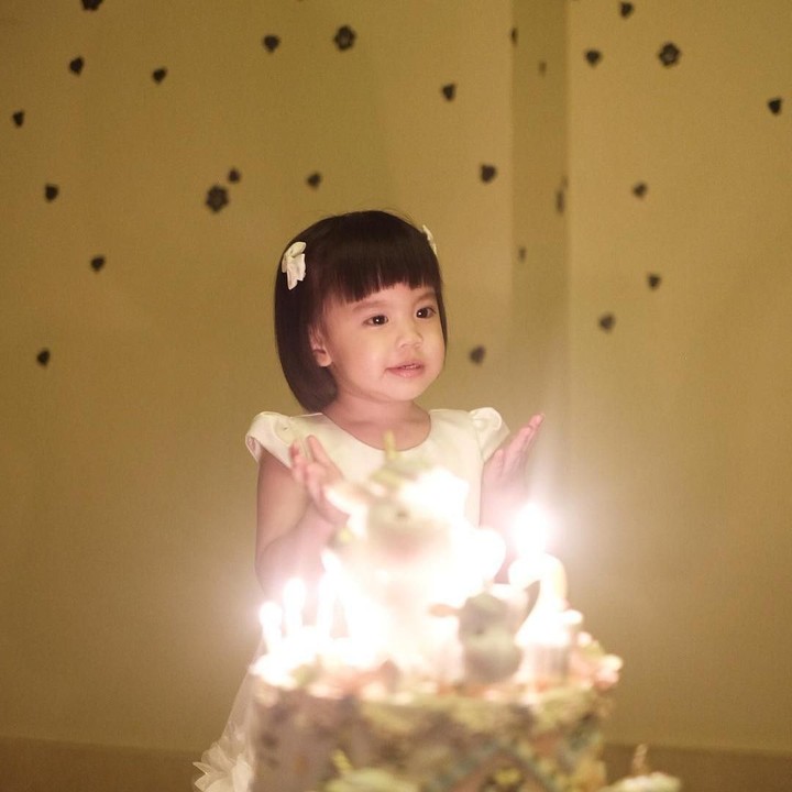Bahagianya <span id="react-root"><span title="Edited">Abigail Cattleya saat merayakan ulang tahunnya yang ke-2, Desember lalu. Kue ulang tahun tema unicornynya bisa jadi inspirasi nih, Bun. (</span></span>Foto: Instagram @ririnekawati)
