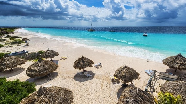 Menurut laporan Britannica, Curacao memiliki jumlah penduduk 149.800 jiwa, lebih sedikit dari jumlah penduduk di kecamatan Jakarta, Indonesia.