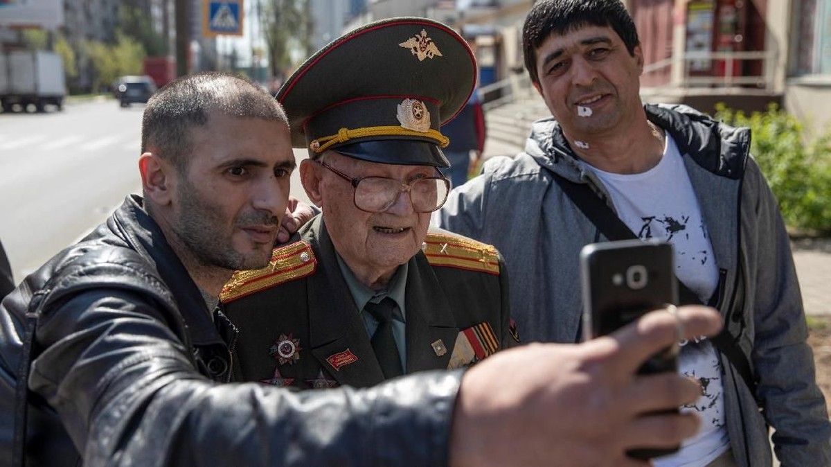 FOTO: Pesan Damai dari Kakek Veteran Rusia Berusia Seabad