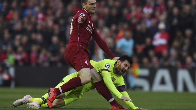 Kapten Barcelona, Lionel Messi, tertangkap kamera sempat menoyor bek kiri Liverpool, Andrew Robertson, pada leg kedua semifinal Liga Champions.