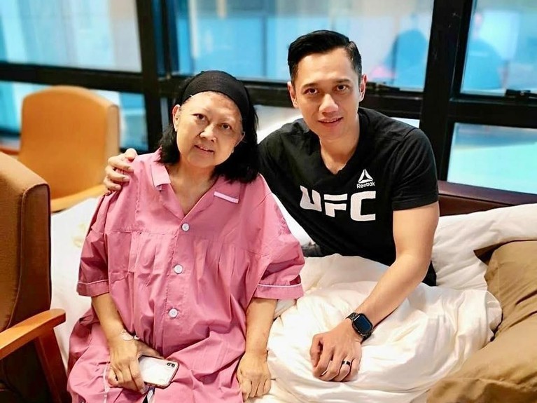 Mantan Ibu Negara Indonesia, Ani Yudhoyono, tengah berjuang melawan penyakit kanker darah di sebuah rumah sakit di Singapura.