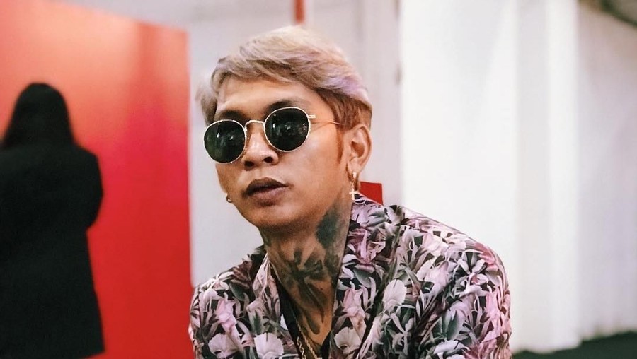 Young Lex juga menjawab pertanyaan terkait agama yang dianutnya setelah menikahi Eriska.