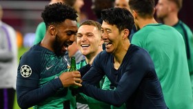 Pemain Tottenham Selebrasi dengan Bir di Kandang Ajax
