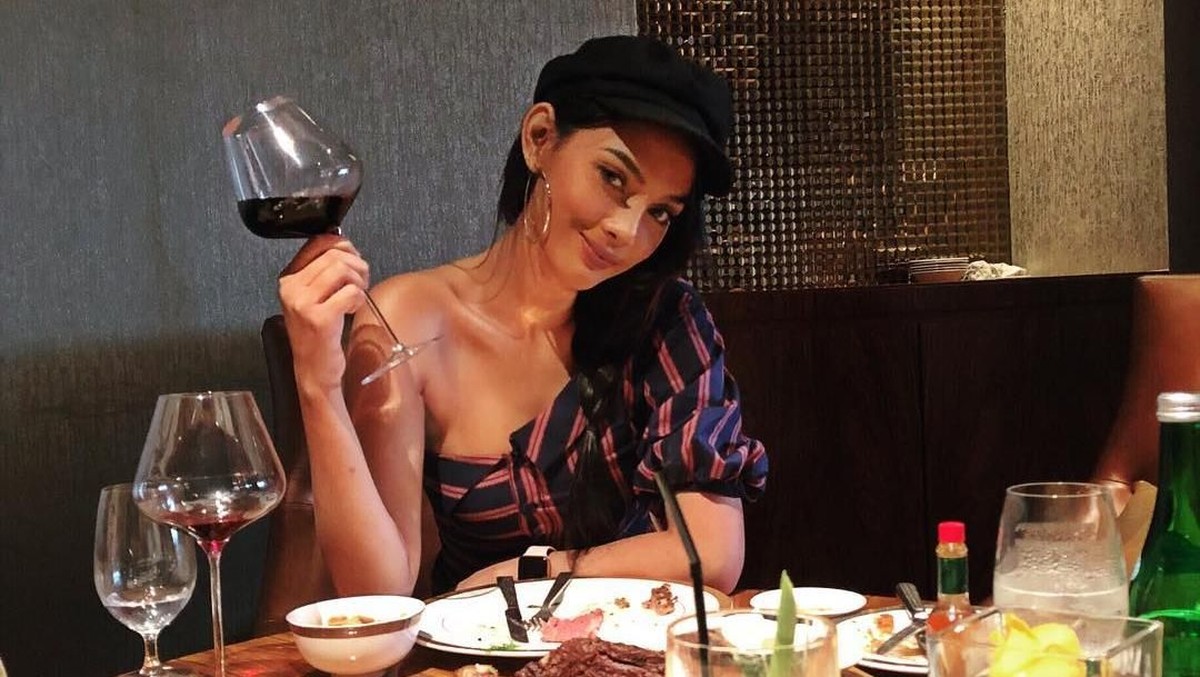 Aldi Maldini telah menjalin hubungan asmara dengan wanita bernama Erika Carlina&period; berikut ini sejumlah potret kecantikan Erika yang baru jadian sama Aldi&period;