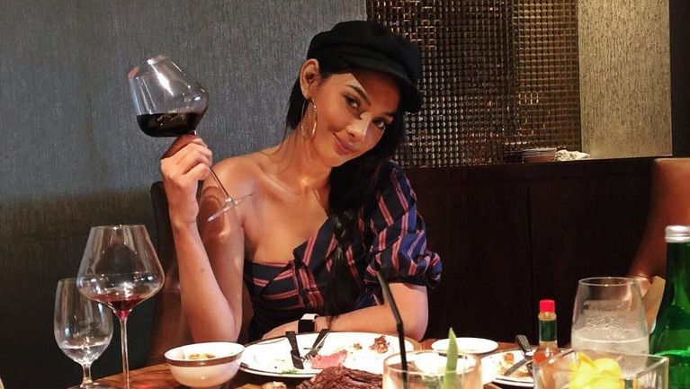 Aldi Maldini telah menjalin hubungan asmara dengan wanita bernama Erika Carlina. berikut ini sejumlah potret kecantikan Erika yang baru jadian sama Aldi.