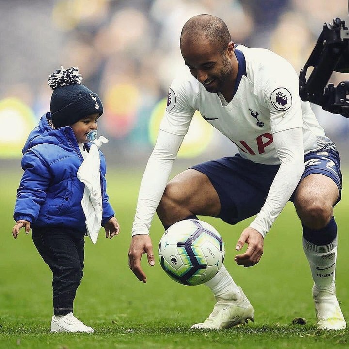 Wah, sepertinya Miguel bakal mengikuti jejak ayahnya jadi pemain bola nih. (Foto: Instagram @lucasmoura7)