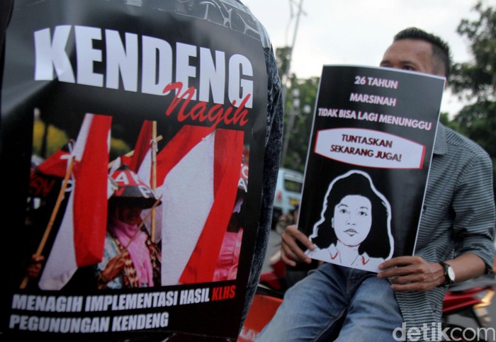 Massa aksi Kamisan membawa poster serta spanduk di depan Istana Merdeka. Kamisan kali ini memperingati 26 tahun kasus Marsinah.