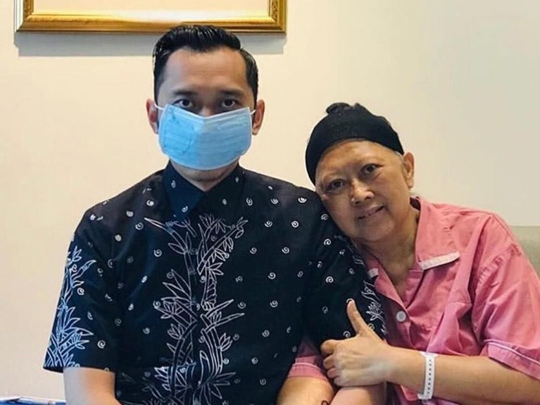 Mantan Ibu Negara Indonesia, Ani Yudhoyono, tengah berjuang melawan penyakit kanker darah di sebuah rumah sakit di Singapura.