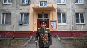 FOTO: Pesan Damai dari Kakek Veteran Rusia Berusia Seabad